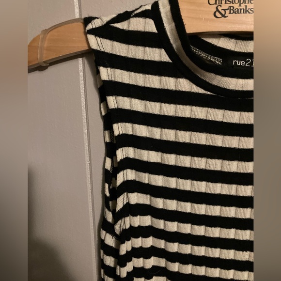 👚(bundle 4 items w/👚for $16) Striped sleeveless top - Picture 3 of 7